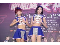 ▲▼中華職棒五隊啦啦隊人氣女神12/18將齊聚小巨蛋舉行「啦啦隊女神Hot Show」，今天五對各派兩位女神出席售票記者會。左起分別為：味全：拉拉、心璇；富邦：安娜、潔米；樂天：孟潔、林襄；中信：林可、畇二；統一：瑟七、少少。近期鬧出抽菸風波的林襄不願對此問題多談。（圖／記者湯興漢攝）