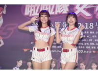 ▲▼中華職棒五隊啦啦隊人氣女神12/18將齊聚小巨蛋舉行「啦啦隊女神Hot Show」，今天五對各派兩位女神出席售票記者會。左起分別為：味全：拉拉、心璇；富邦：安娜、潔米；樂天：孟潔、林襄；中信：林可、畇二；統一：瑟七、少少。近期鬧出抽菸風波的林襄不願對此問題多談。（圖／記者湯興漢攝）