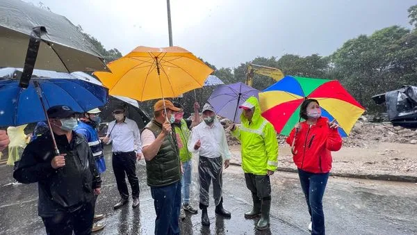 ▲▼陳時中上午在陽明書屋站牌旁勘災時穿著雨鞋。(圖/翻攝自陳時中臉書)