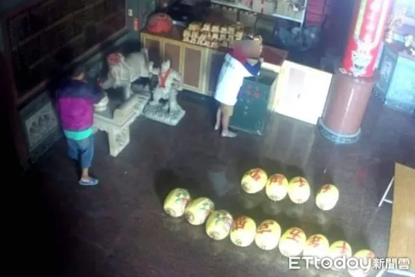 ▲林姓嫌犯與李姓嫌犯行竊過程全遭錄下。(圖/記者蔡佩旻翻攝)