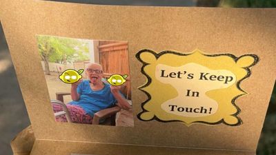 奶奶生前手做離別卡片「寫保持連絡還附通靈板」　葬禮賓客看完都笑了