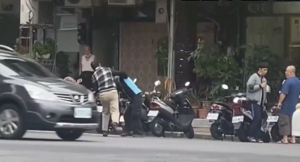 ▲▼ 2運將互毆 。(圖/翻攝自社會事新聞影音)