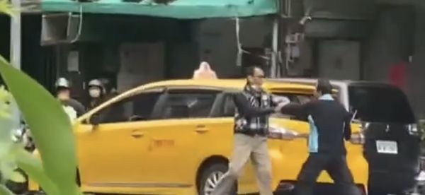 ▲▼ 2運將互毆 。(圖/翻攝自社會事新聞影音)