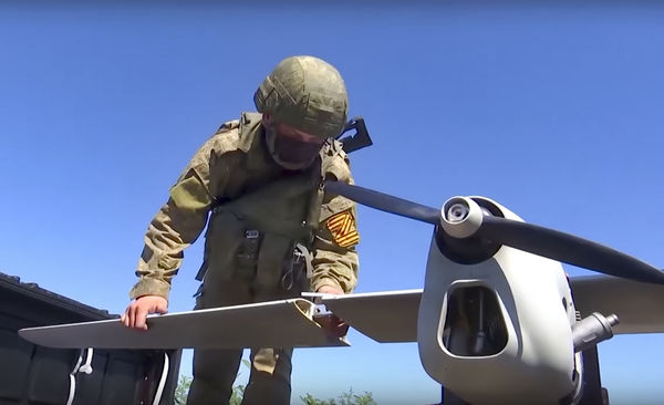 ▲▼俄羅斯國防部2022年8月8日發布影片顯示</a>，<a href='http://www.dcview.com/'>俄軍一架「海鷹-10」（Orlan-10）無人偵察機在未公開的地點準備升空。（圖／美聯社）