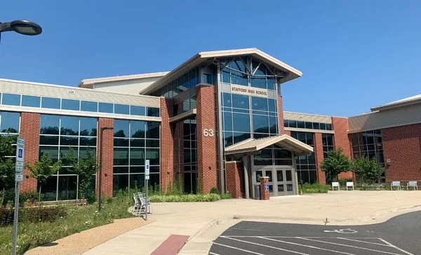 ▲▼斯塔福德郡高中上週有47%學生因類流感或腸胃症狀請假。(圖/翻攝自斯塔福德郡高中官網)