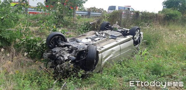 ▲▼ 國道中山高268公里車輛衝出邊坡 。(圖/記者翁伊森翻攝)