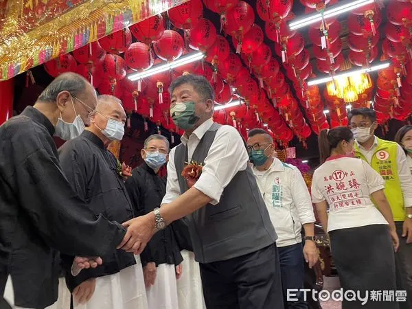 ▲陳時中台灣省城隍廟參香。(圖/記者呂晏慈攝,下圖同)