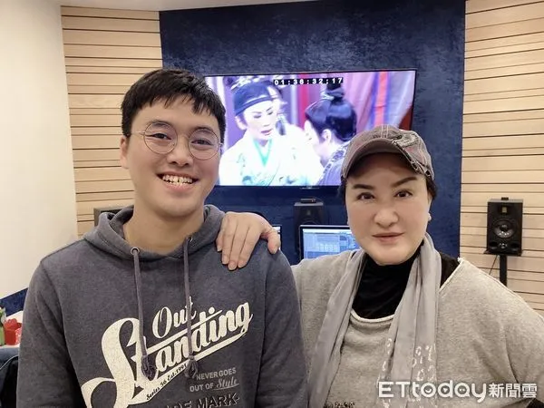 記者林悅/台南報導2022年是台劇的大年,也使得台灣電視界的盛事「金鐘獎」競爭更為激烈,崑山科技大學視訊傳播設計系系友嚴振欽便以《斯卡羅》一作拿下戲劇類節目視覺特效獎,王逸勳以《登台之路 十九兩》一作榮獲一般節目類聲音設計獎。此外,王逸勳、蔡瀚陞及陳姝妤分別以《俗女養成記 2》、《火神的眼淚》、《池塘怪談》等作,入圍戲劇類節目聲音設計獎,高偉晏則以《勇者動畫系列》入圍一般節目類聲音設計獎。崑大視訊系系友近年在金鐘、金馬獎大放異彩,以今年57屆金鐘獎來說,無論是史詩鉅作《斯卡羅》或熱