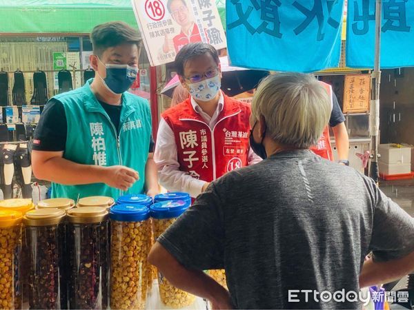 ▲台灣基進左楠區候選人陳子瑜找來陳柏惟一起掃街             。（圖／記者吳奕靖翻攝）