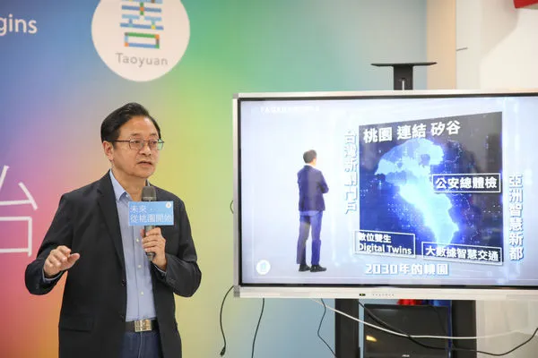 ▲張善政以對比方式,抨擊鄭運鵬的雙標行為指出:他與對岸網軍作戰之際 鄭運鵬正大賺人民幣