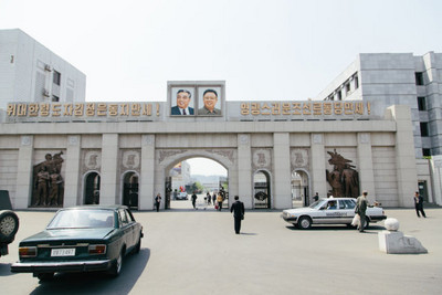 路大車很少，就是北韓首都街道的日常