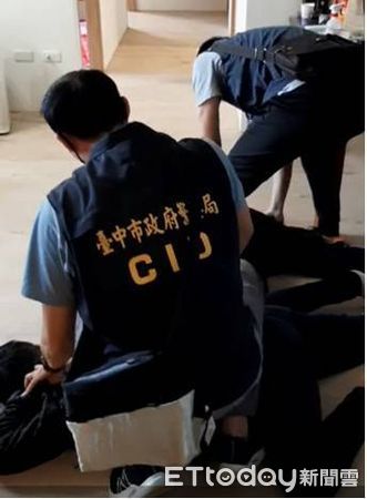 ▲▼台中警方偵破一處專門詐騙大陸人的機房,犯嫌狼狽趴地,成員月薪逾10萬,主嫌還在房間內擺放各種吉祥物。(圖/民眾提供,下同)