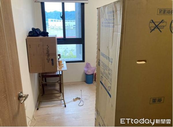 ▲▼台中警方偵破一處專門詐騙大陸人的機房,犯嫌狼狽趴地,成員月薪逾10萬,主嫌還在房間內擺放各種吉祥物。(圖/民眾提供,下同)