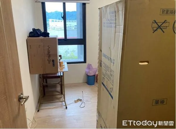 ▲▼台中警方偵破一處專門詐騙大陸人的機房,犯嫌狼狽趴地,成員月薪逾10萬,主嫌還在房間內擺放各種吉祥物。(圖/民眾提供,下同)