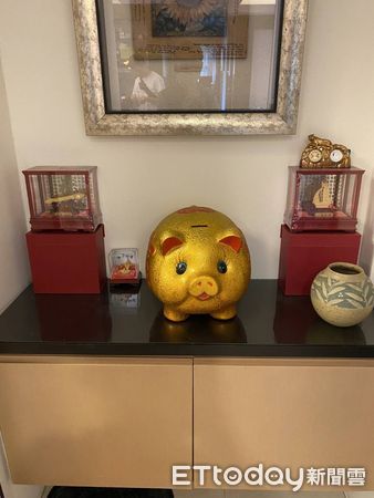 ▲▼台中警方偵破一處專門詐騙大陸人的機房,犯嫌狼狽趴地,成員月薪逾10萬,主嫌還在房間內擺放各種吉祥物。(圖/民眾提供,下同)