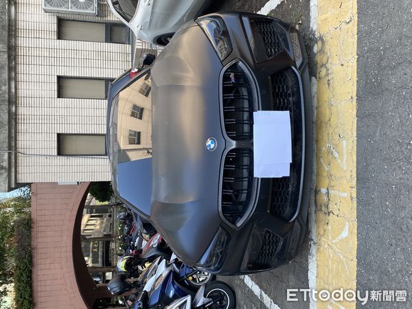 ▲▼台中警方偵破一處專門詐騙大陸人的機房,犯嫌狼狽趴地,成員月薪逾10萬,主嫌還在房間內擺放各種吉祥物。(圖/民眾提供,下同)