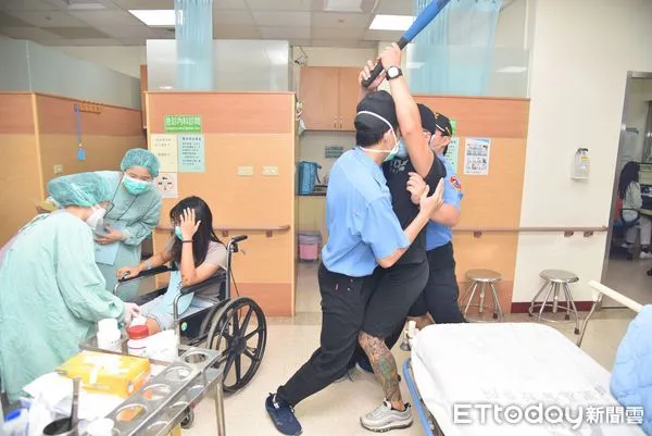 ▲台中榮總埔里分院進行醫療暴力演練。(圖/南投縣政府提供,下同)