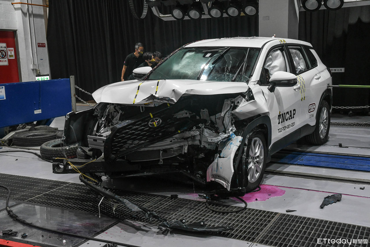 ▲今年8月底正式啟用的TNCAP實驗室，找來台灣暢銷車款Corolla Cross公開撞擊測試過程。（圖／記者徐煜展攝。）