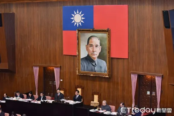 立法院總質詢。國父遺像(圖/記者李毓康攝)新LOGO重傳
