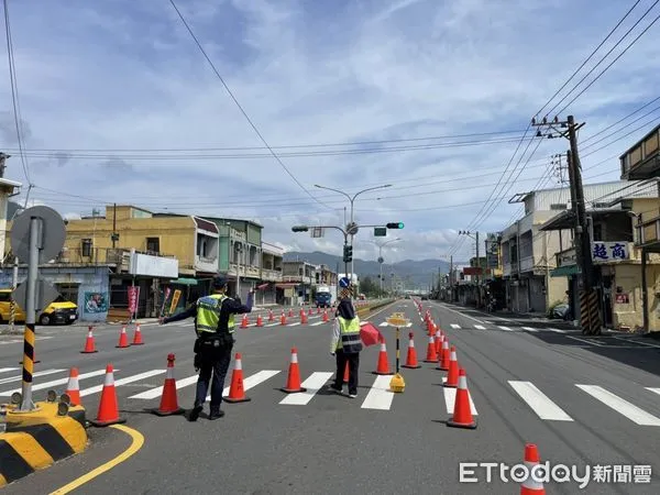 ▲枋寮警方疏導交通 。(圖/記者陳崑福翻攝,下同)