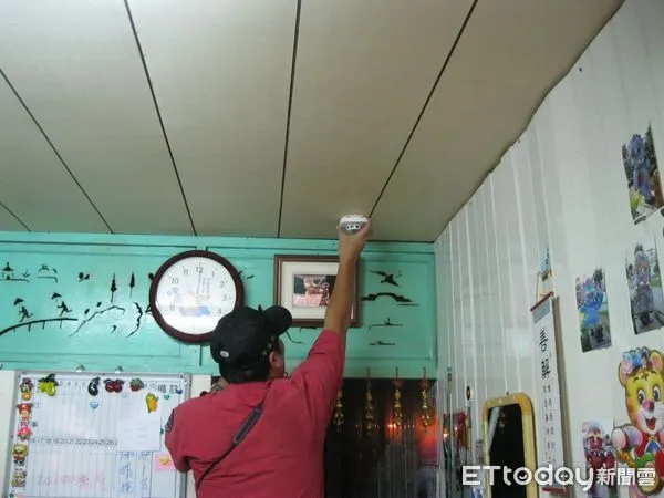 ▲台南市消防局在住警器推廣上不遺餘力,除在大小場合向民眾介紹宣導外,更透過企業、善心人士或廟宇捐贈,消防人員親自進行發放與安裝,深受好。(圖/記者林悅翻攝,下同)