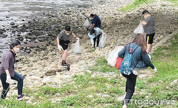 ▲桃園市蘆竹區福昌、南興社區發展協會今(29)日上午號召逾300居民為南崁溪進行淨溪活動。(圖/記者沈繼昌翻攝)