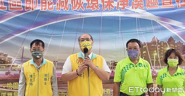 ▲桃園市蘆竹區福昌、南興社區發展協會今(29)日上午號召逾300居民為南崁溪淨溪,市議員劉勝全感謝社區居民支持,恢復溪流沿岸潔淨原貌。(圖/記者沈繼昌翻攝)