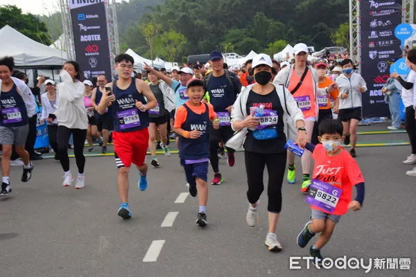 ▲日月潭環湖馬拉松開跑,6400選手跑步做公益、募集善款逾16萬。(圖/南投縣政府提供,下同)