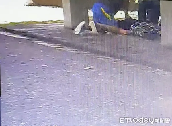 ▲在日月潭車埕周邊水力電廠聯外道路工作的除草工遭蜂螫過敏休克,休假消防員當場施予CPR急救。(圖/記者高堂堯翻攝)