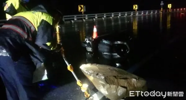 ▲台九線346K落石坍方,騎士閃避不及撞上。(圖/記者楊漢聲翻攝)