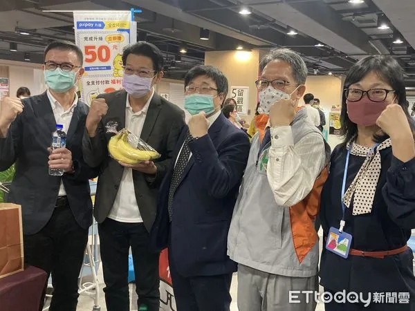 ▲▼去全聯接種公費流感疫苗,前百名可以獲得香蕉或者等值水果。(圖/記者洪巧藍攝)