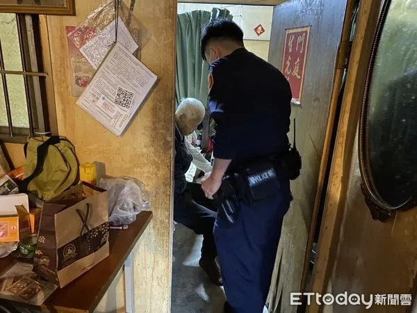 ▲集集分局員警及時給予獨居老人協助。(圖/記者高堂堯翻攝)