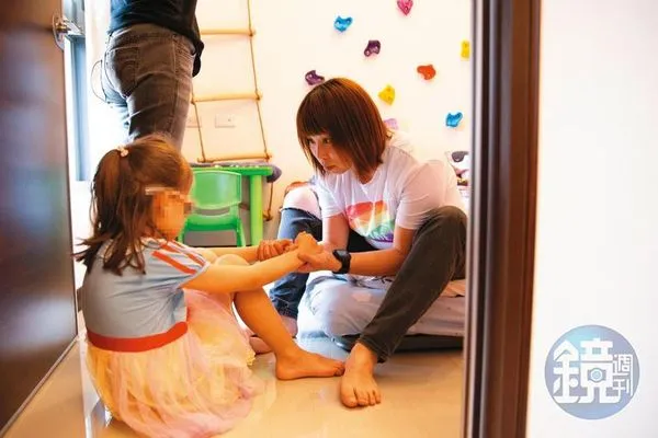 吳少喬(右)因育兒觀念不同,與前婆婆發生摩擦,最後離婚。