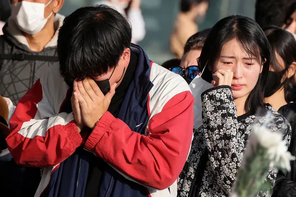 ▲▼ 南韓民眾為梨泰院慘案遇難者哀悼,難掩悲傷情緒。(圖/路透)