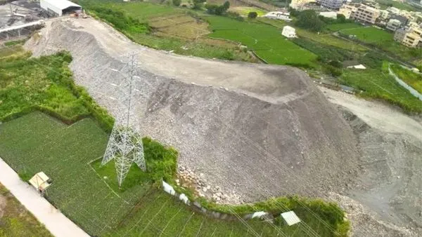 ▲▼鍾東錦砂石堆積。(圖/民進黨團提供)