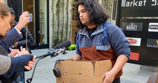 2名男子跑到推特門口假裝被解雇的員工,結果把一種媒體都騙過去了。(圖/翻攝自推特)