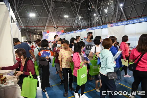 ▲為迎接解封商機,並協助觀光產業補足人力缺口,勞動部雲嘉南分署將在11月5日上午9時半到下午1時於台南永華國民運動中心舉辦觀光產業大型徵才活動。(圖/記者林悅翻攝,下同)