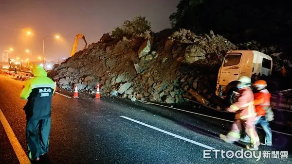 ▲▼快訊/國1交流道兩度走山!高公局封閉「五堵到汐止」。(圖/記者張君豪翻攝)