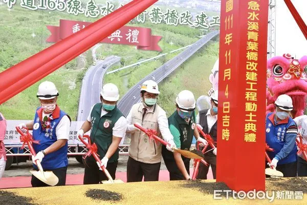 ▲台南市長黃偉哲主持青葉橋改建工程開工動土典禮,水利署第五河川局長莊曜成及關心地方建設發展的在地民代、里長、鄉親等都到場共襄盛舉。(圖/記者林悅翻攝,下同)