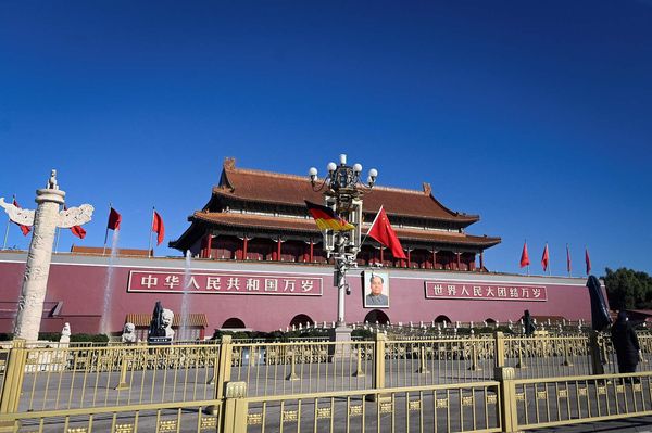 ▲北京天安門城樓掛起中國及德國國旗。(圖/CFP)