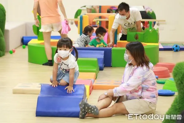 ▲台南市長黃偉哲推動友善育兒城市,截至10月已在全市設置12處各具主題特色的親子悠遊館,並在安平及七股區開設2處兒童福利服務中心。(圖/記者林悅翻攝,下同)