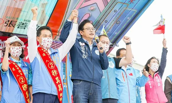 ▲張善政今(5)日出席大園區徐其萬競選總部成立大會上指出,未來上任後將重新檢討發還鄉親土地比例,補償金調漲逾2成,配合搬遷者加發15%扶助金。(圖/張善政競辦提供)