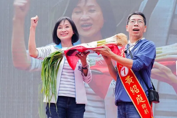 ▲▼ 柯志恩為學弟黃紹庭站台 重申南高雄應有高鐵站 。(圖/柯志恩競選辦公室提供,下同)