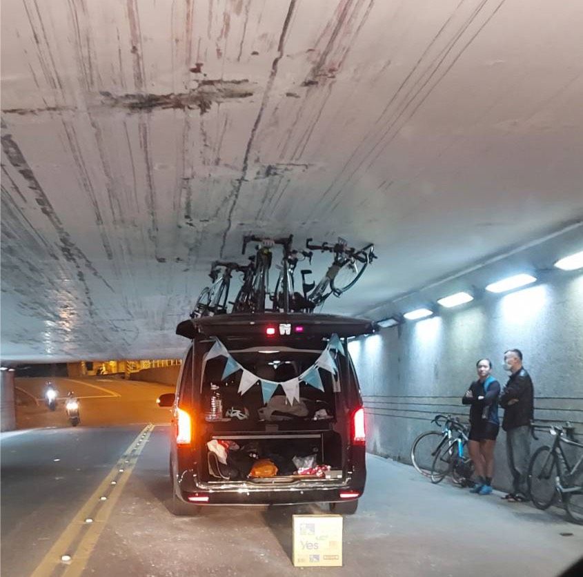 ▲▼廂型車載8輛腳踏車卡涵洞。(圖/讀者提供)