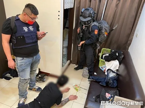 ▲警方專案小組荷槍實彈攻堅黑幫。(圖/龜山警分局提供)