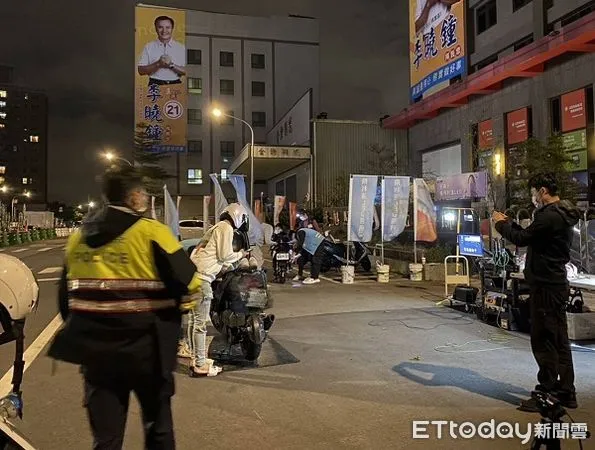 ▲桃園警方與環保、監理單位聯合取締改裝、噪音車。(圖/桃園警分局提供)