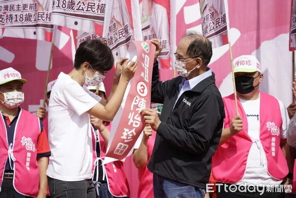 ▲台南市北區、中西區市議員陳怡珍競選總部成立大會現場熱鬧滾滾、座無虛席,立法院院長游錫堃、立委陳亭妃、市長黃偉哲、議長郭信良等人都到場替陳怡珍站台支持。(圖/記者林悅翻攝,下同)