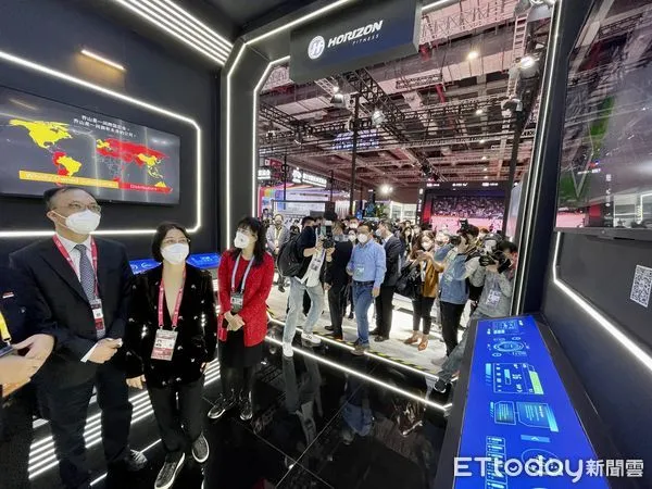 ▲▼上海市台辦主任鍾曉敏、市台辦副主任王立新、上海台灣同胞投資企業協會會長張簡珍等人,今天到進博會會場探望參展台灣企業。(圖/記者趙禕攝)