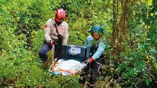 警方在南投尋獲1具屍體及準備用來裝屍的黑色行李箱。(警方提供)