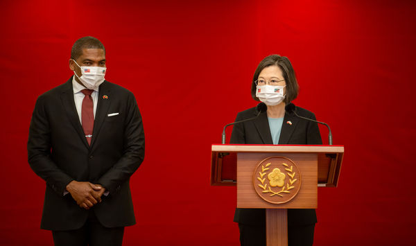 ▲▼總統蔡英文8日以軍禮迎接聖克里斯多福及尼維斯聯邦總理德魯(Terrance Drew)。(圖/總統府提供)